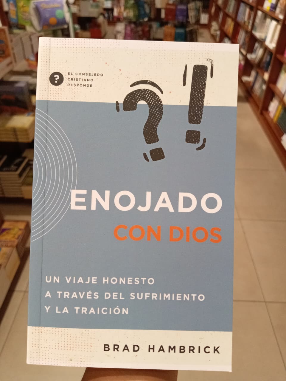Enojado con Dios: Un viaje honesto a través del sufrimiento y la traición