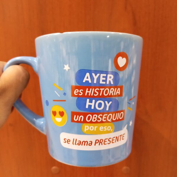 Taza Toda Ocasión con Emoticones “Ayer es historia hoy un obsequio”