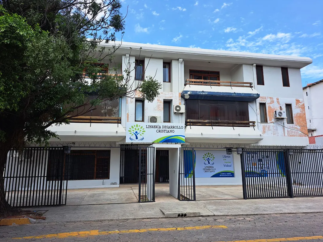 Frontis de edificio Librería Desarrollo Cristiano en Santa Cruz, Bolivia.